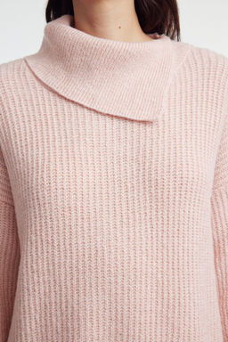 TRENDYOLMILLA Tas Mini Triko Yumusak Dokulu Devrik Yaka Elbise TWOAW25EL00020  фото 4