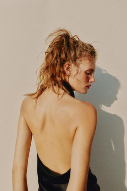 TOP HALTER SATINADO / Negro - Zara фото 7