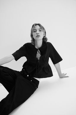 Blusa de popelina con cierre de lazada