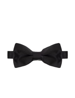 Черный костюм, галстук-бабочка и пояс