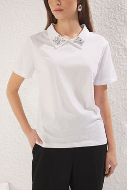 TRENDYOLMILLA Beyaz Polo Yaka Tas Detayl? Regular/Normal Kal?p Orme T-Shirt TWOSS25TS00052 фото 3