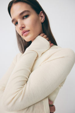 Top de deporte de lana con capucha - H&m фото 3