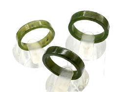 Кольцо из нефрита, ширина 5-6мм, размер 17 Радуга камня