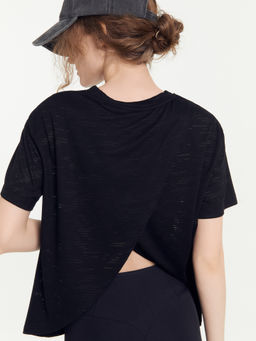 Футболка женская короткая в черном цвете волны на черном 302926/1