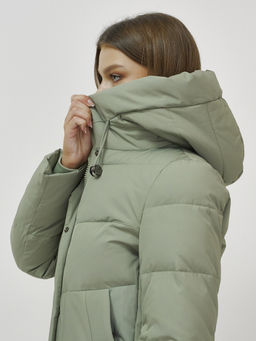 Куртка зимняя с капюшоном удлиненная стеганная зеленого цвета 9650Z - Mtforce фото 17