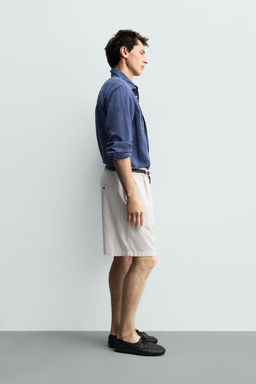 BERMUDA RELAXED FIT PLIEGUES / Crudo