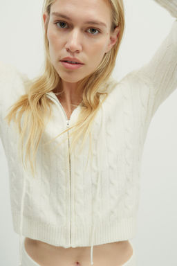 Chaqueta en punto trenzado con capucha