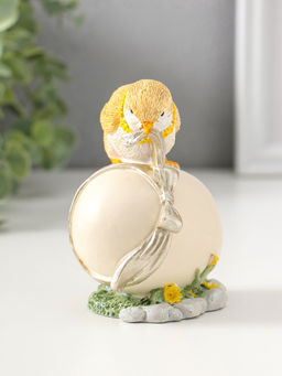 Фигурка полистоун Цыплёнок завязывает подарочный бант на яйце, 11 см