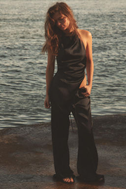 TOP SATINADO HALTER ASIM?TRICO / Negro