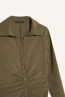 Базовое бенгальское платье с воротником рубашки и присборенной талией на пуговицах до половины рукава - Defacto фото 7