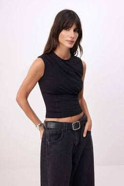 Siyah Duz Fitted Bisiklet Yaka Kolsuz Yumusak Orme Bluz TWOSS26BZ00635