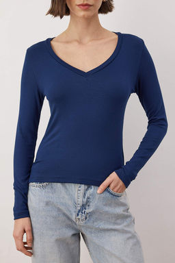 Lacivert Yumusak Kumasl? V Yaka Fitted/Vucuda Oturan Esnek Orme Bluz TWOAW24BZ00050