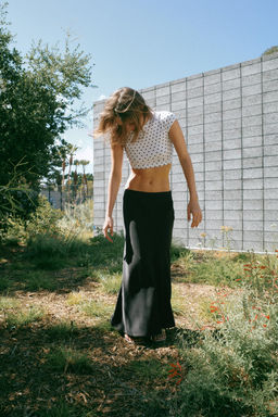 CAMISETA CROPPED MANGA CORTA LUNARES / Blanco / Negro