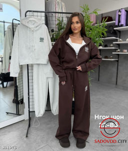 Спортивный женский костюм