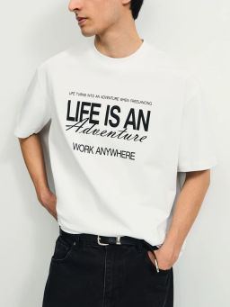 Футболка с принтом на груди / Zarina