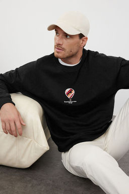 TRENDYOL MAN Oversize/Genis Kesim Bisiklet Yaka Dokulu Nak?s Detayl? Sweatshirt TMNAW25SW00155