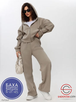 костюм спортивный с капюшоном и кофтой