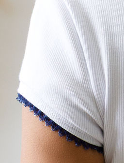 Футболка с фигурным вырезом каре из эластичного трикотажа кашкорсе - Vilatte фото 4