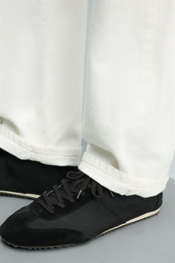 ZAPATILLA ESTILO RETRO / Negro
