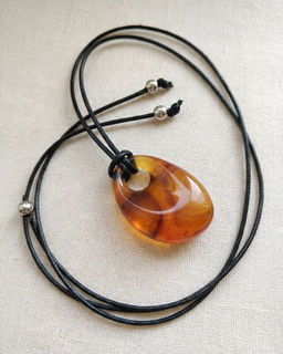 Кулон на шнурке