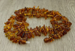 Янтарь светлый, прозрачная разноразмерная галька, бусы длиной 53см