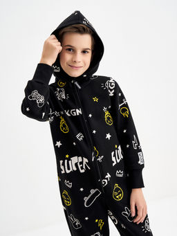 Черный комбинезон для мальчика с принтом