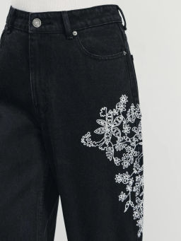 Джинсы straight с декоративной вышевкой / Zarina