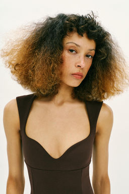 VESTIDO ESCOTE CORAZ?N / Marr?n - Zara фото 5