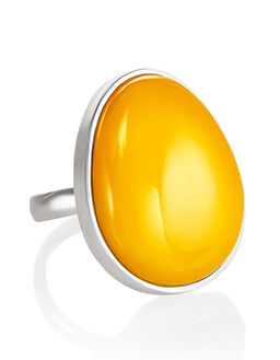 Кольцо с крупной вставкой из цельного медового янтаря Глянец
