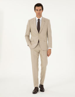Бежевый зауженный костюм