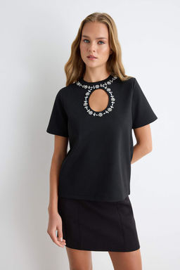 Siyah Aksesuar ve Cut Out/Pencere Detayl_ Regular Kal_p K_sa Kol _rme T-Shirt TWOAW27TS00038