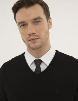 Черный базовый трикотажный свитер приталенного кроя с v-образным вырезом - Cacharel фото 2