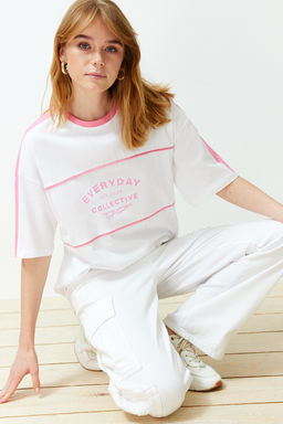 Beyaz %100 Kal?n Pamuklu Renk Bloklu Sloganl? Oversize/Genis Kal?p Orme T-Shirt TWOSS24TS00132