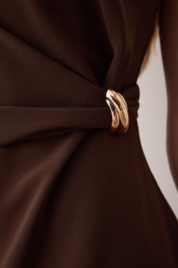 Kahverengi Duz Vucudu Saran Aksesuar Detayl? Midi Dokuma Elbise TWOSS25EL00204