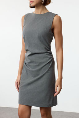 TRENDYOLMILLA Gri Duz Vucudu Saran Mini Drape Detayl? Dokuma Elbise TWOAW25EL00541  фото 13