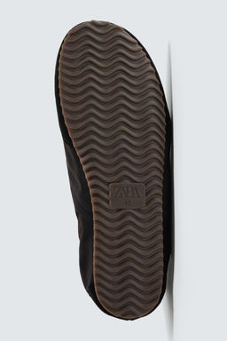 ZAPATILLA ESTILO RETRO / Negro
