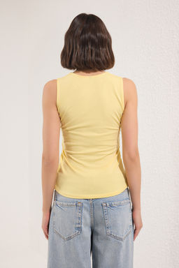 Ac?k Sar? Duz Kare Yaka Ask?l? Buzgulu Fitted/Vucuda Oturan Esnek Orme Bluz TWOSS24BZ00400