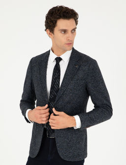 Темно-синяя приталенная куртка