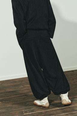 PINSTRIPED PLEATED JOGGERS - Zara фото 4