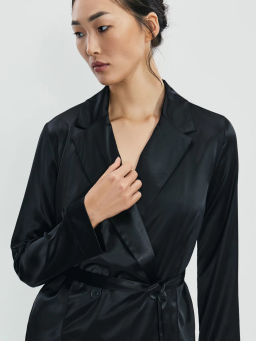 Атласная блузка с отложным воротником и поясом / Zarina