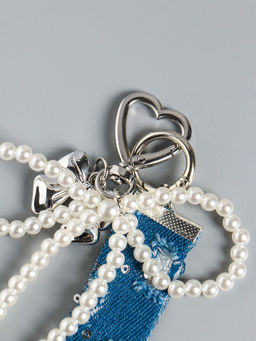 Брелок для ключей на карабине с джинсовым ремешком «Жемчужный бант и бабочка», бусины d=0.5 см, на сумку, рюкзак, 15×10.5×1 см