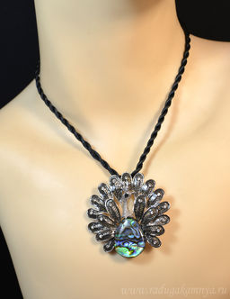 Подвеска на шнурке с перламутром гелиотис павлин 51*51мм, 50см