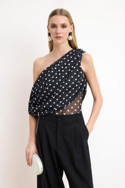 Siyah-Beyaz Asimetrik Yaka Puantiyeli Party Bluz TPRSS26BZ00027