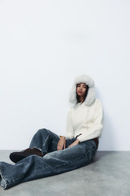 ROUND NECK KNIT SWEATER