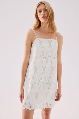 Vestido de tirantes espagueti con bordado ingles
