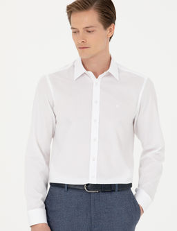 Белая приталенная рубашка с длинным рукавом