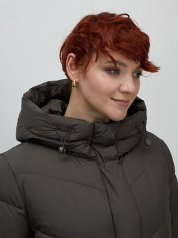 Пальто зимнее утепленное с капюшоном женское темно-коричневого цвета 7623TK - Visdeer фото 6