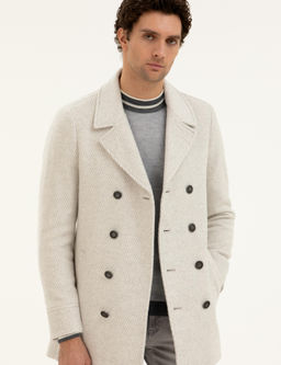 Белое приталенное пальто из смесовой шерсти с рыбьей спиной и кешью