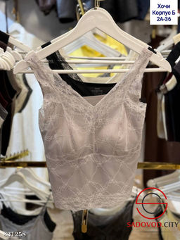 Майка с кружевами и встроенными чашечками