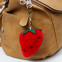 Пушистик на кольце Красная клубничка 18х8 см